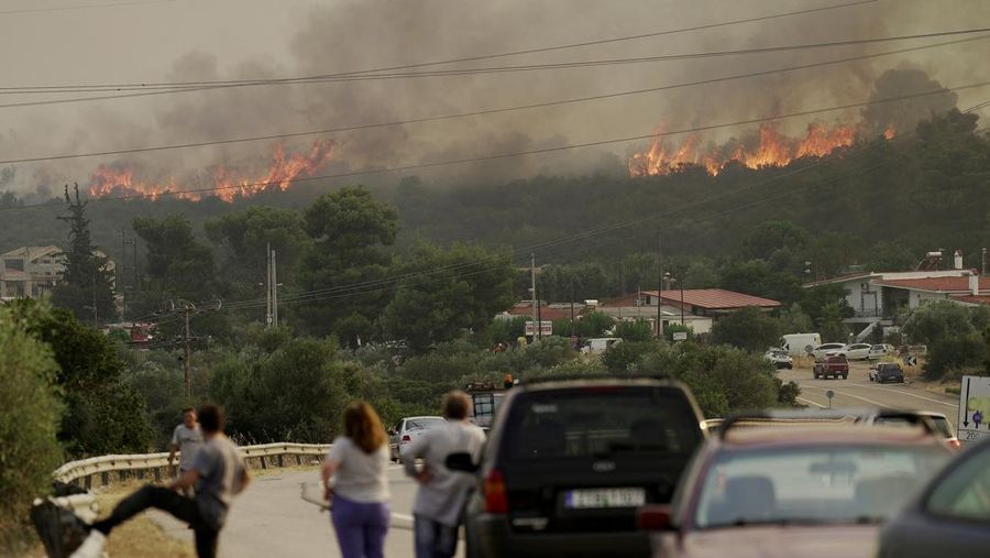 Kebakaran hutan di Pulau Rhodes, Yunani, telah memicu evakuasi sekitar 3.500 orang dari hotel dan tempat tinggal pribadi mereka. Gelombang panas dan angin kencang berkontribusi pada penyebaran kebakaran hutan. (AP/Lefteris Damianidis)