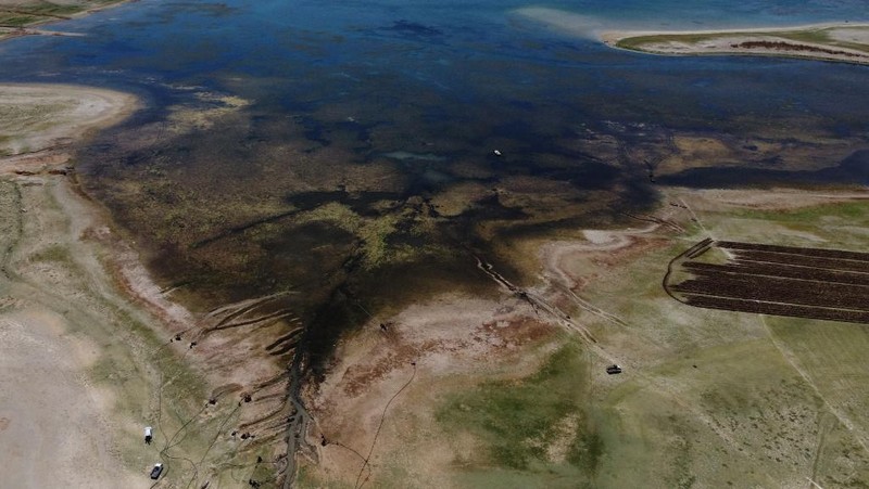 Foto udara menunjukkan kondisi Sungai Efrat terkini yang semakin mengering. (AFP/DELIL SOULEIMAN)