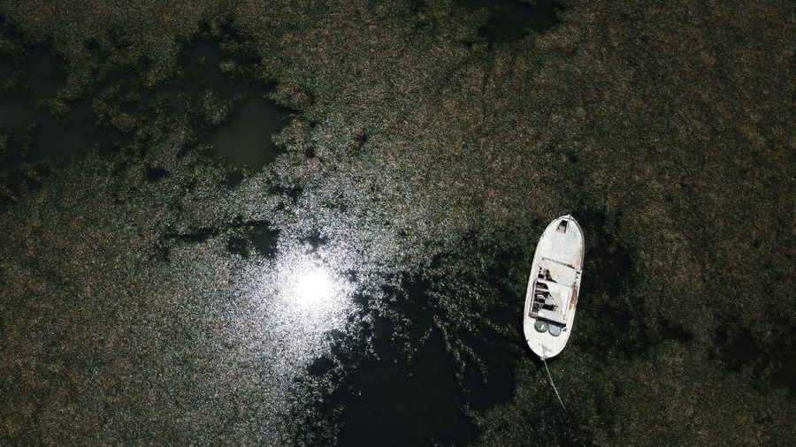 Foto udara menunjukkan kondisi Sungai Efrat terkini yang semakin mengering. (AFP/DELIL SOULEIMAN)