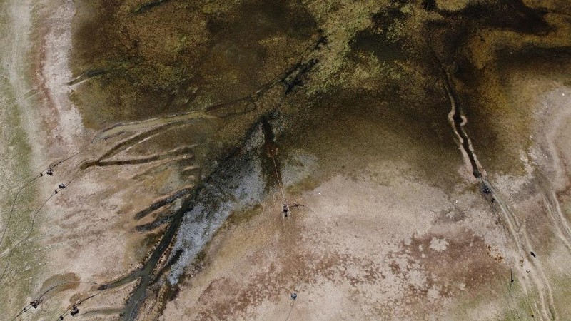 Foto udara menunjukkan kondisi Sungai Efrat terkini yang semakin mengering. (AFP/DELIL SOULEIMAN)