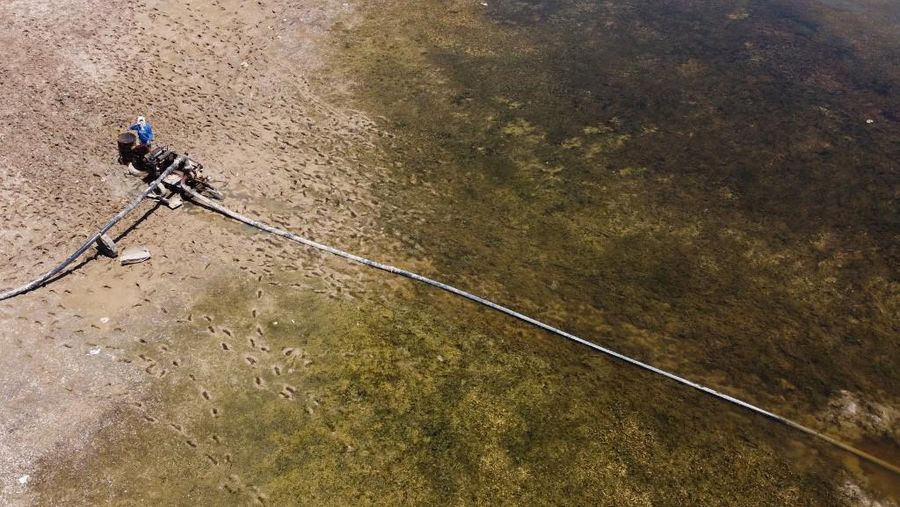 Foto udara menunjukkan kondisi Sungai Efrat terkini yang semakin mengering. (AFP/DELIL SOULEIMAN)