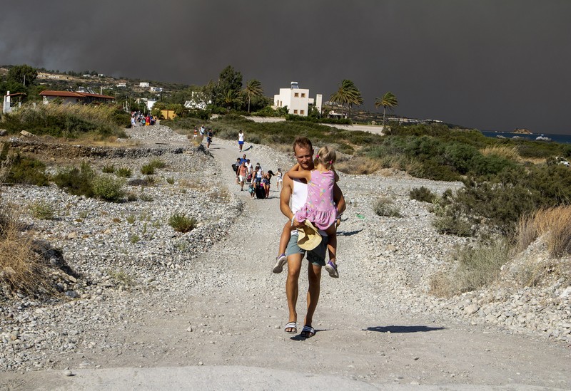 Kebakaran hutan di Pulau Rhodes, Yunani, telah memicu evakuasi sekitar 3.500 orang dari hotel dan tempat tinggal pribadi mereka. Gelombang panas dan angin kencang berkontribusi pada penyebaran kebakaran hutan. (AP/Lefteris Damianidis) Kebakaran hutan di Pulau Rhodes, Yunani, telah memicu evakuasi sekitar 3.500 orang dari hotel dan tempat tinggal pribadi mereka. Gelombang panas dan angin kencang berkontribusi pada penyebaran kebakaran hutan. (AP/Lefteris Damianidis)