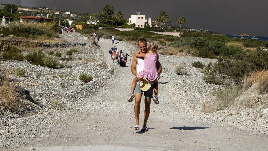 Kebakaran hutan di Pulau Rhodes, Yunani, telah memicu evakuasi sekitar 3.500 orang dari hotel dan tempat tinggal pribadi mereka. Gelombang panas dan angin kencang berkontribusi pada penyebaran kebakaran hutan. (AP/Lefteris Damianidis)