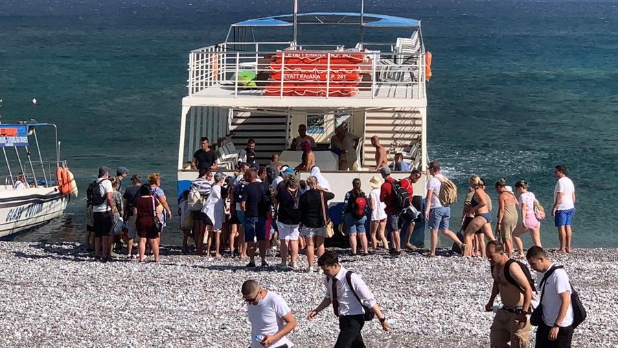 Kebakaran hutan di Pulau Rhodes, Yunani, telah memicu evakuasi sekitar 3.500 orang dari hotel dan tempat tinggal pribadi mereka. Gelombang panas dan angin kencang berkontribusi pada penyebaran kebakaran hutan. (AP/Lefteris Damianidis)