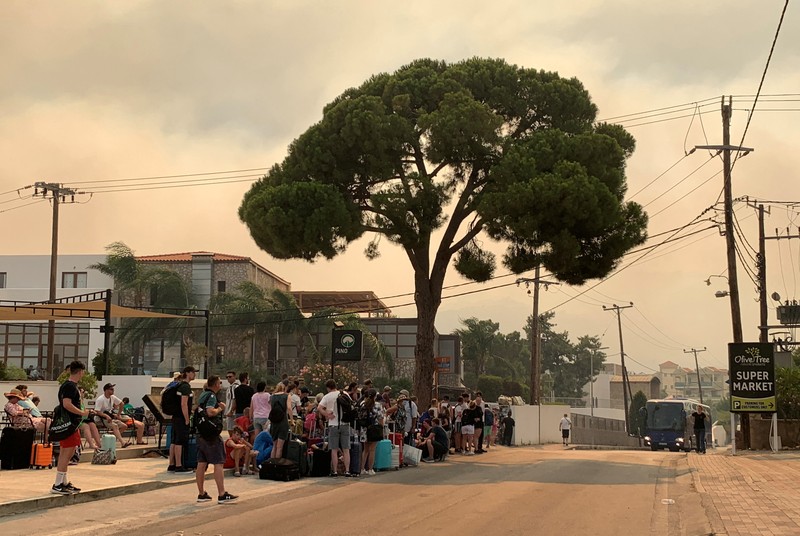 Kebakaran hutan di Pulau Rhodes, Yunani, telah memicu evakuasi sekitar 3.500 orang dari hotel dan tempat tinggal pribadi mereka. Gelombang panas dan angin kencang berkontribusi pada penyebaran kebakaran hutan. (AP/Lefteris Damianidis) Kebakaran hutan di Pulau Rhodes, Yunani, telah memicu evakuasi sekitar 3.500 orang dari hotel dan tempat tinggal pribadi mereka. Gelombang panas dan angin kencang berkontribusi pada penyebaran kebakaran hutan. (AP/Lefteris Damianidis)