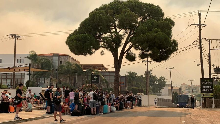 Kebakaran hutan di Pulau Rhodes, Yunani, telah memicu evakuasi sekitar 3.500 orang dari hotel dan tempat tinggal pribadi mereka. Gelombang panas dan angin kencang berkontribusi pada penyebaran kebakaran hutan. (AP/Lefteris Damianidis)
