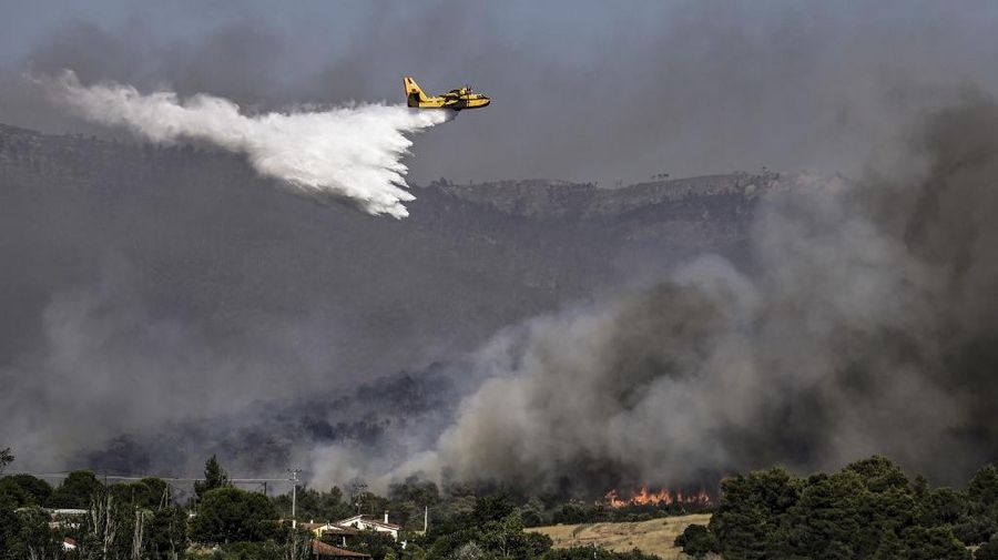 Kebakaran hutan di Pulau Rhodes, Yunani, telah memicu evakuasi sekitar 3.500 orang dari hotel dan tempat tinggal pribadi mereka. Gelombang panas dan angin kencang berkontribusi pada penyebaran kebakaran hutan. (AP/Lefteris Damianidis)