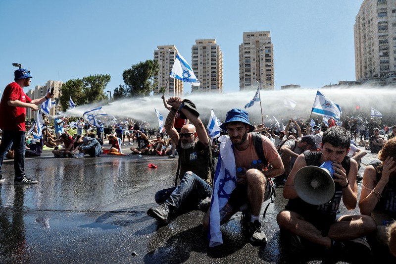 Polisi Israel melewati penghalang polisi selama demonstrasi menentang Perdana Menteri Israel Benjamin Netanyahu dan perombakan peradilan pemerintah koalisi nasionalisnya, di Yerusalem 24 Juli 2023. Polisi Israel melewati penghalang polisi selama demonstrasi menentang Perdana Menteri Israel Benjamin Netanyahu dan perombakan peradilan pemerintah koalisi nasionalisnya, di Yerusalem 24 Juli 2023. (REUTERS/Ronen Zvulun)