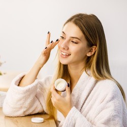 Bikin Awet Muda, Serum Retinol Jadi yang Paling Dicari Tahun Ini!