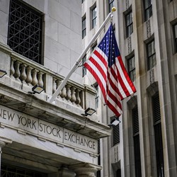 Wall Street Kompak Menguat, Nasdaq Hingga S&P Ijo Royo Royo