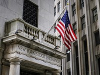 Kabar yang Dinanti Dunia Makin Dekat, Bursa Wall Street Stagnan