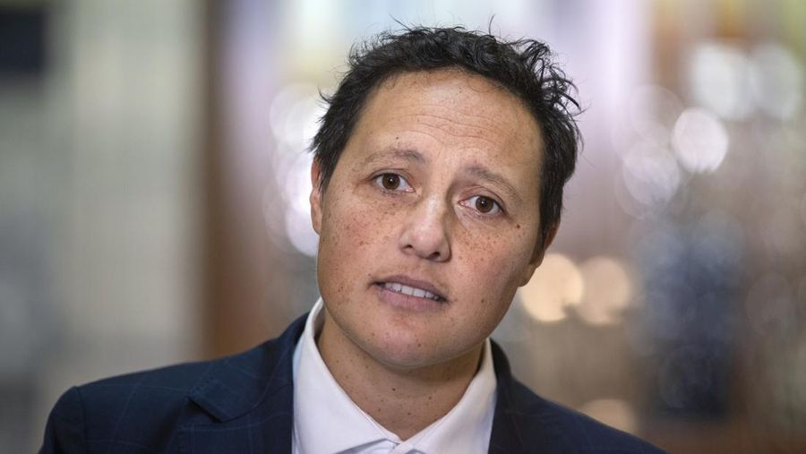 Menteri Kehakiman Selandia Baru Kiri Allan bereaksi selama konferensi pers di Parlemen di Wellington, Selandia Baru, 26 Juni 2023. Allan mengundurkan diri Senin, 24 Juli, setelah polisi menuduhnya mengemudi dengan berbahaya dan menolak penangkapan setelah kecelakaan mobil. (Mark Mitchell/NZ Herald via AP)