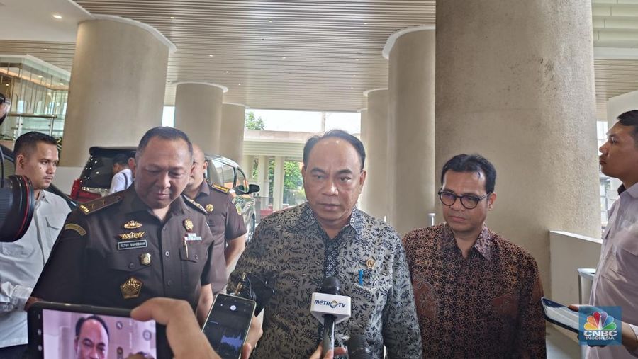 Menteri Kominfo Budi Arie Setiadi buka suara soal tender baru pada proyek BTS 4G. Dia mengatakan jika soal tender akan direview lagi. (վ/Novina Putri Bestari)