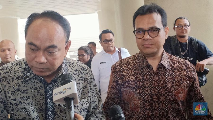 Menteri Kominfo Budi Arie Setiadi buka suara soal tender baru pada proyek BTS 4G. Dia mengatakan jika soal tender akan direview lagi. (CNBC Indonesia/Novina Putri Bestari)