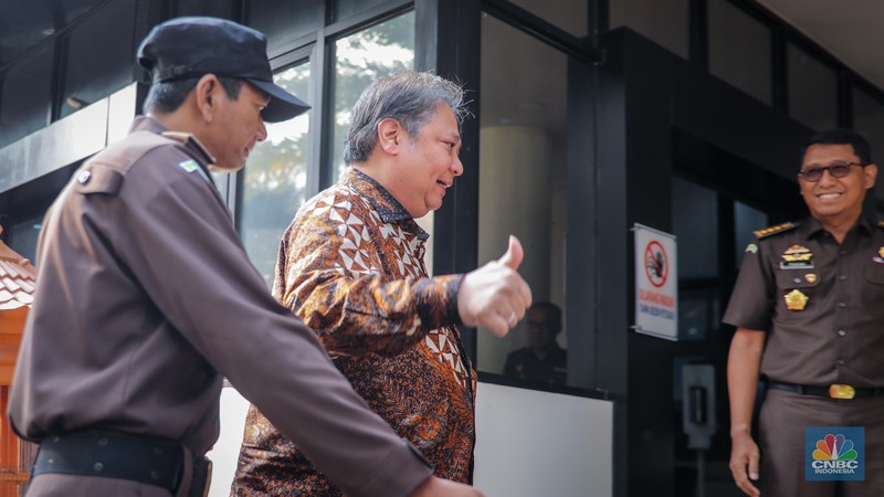 Menteri Koordinator Bidang Perekonomian (Menko Perekonomian), Airlangga Hartarto tiba di Gedung Bundar, Kejaksaan Agung, Jakarta, Senin (24/7/2023). Kedatangan Menko Perekonomian,  Airlangga Hartarto untuk memenuhi panggilan sebagai saksi dan dimintai keterangan terkait kasus ekspor crude palm oil (CPO) atau bahan baku minyak goreng. (CNBC Indonesia/Faisal Rahman)