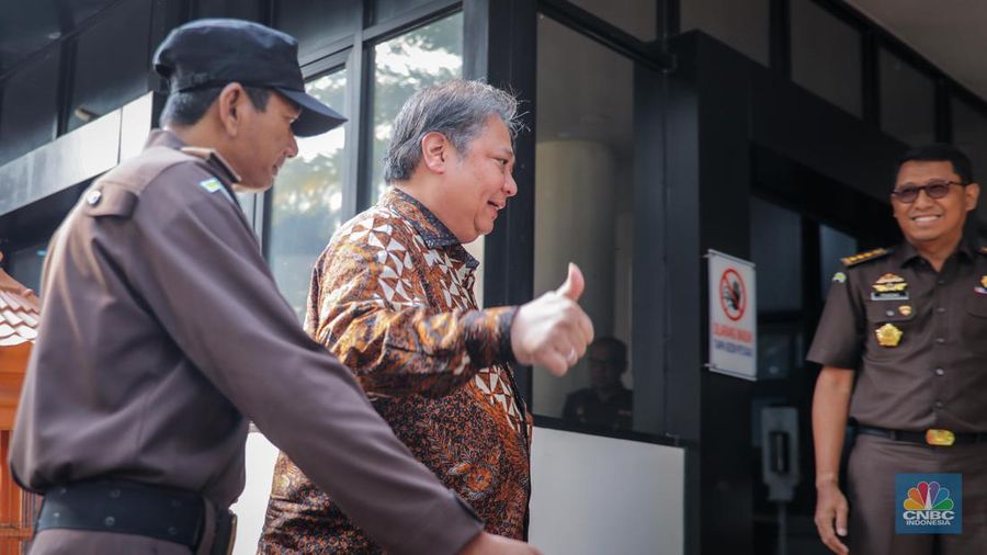 Menteri Koordinator Bidang Perekonomian (Menko Perekonomian), Airlangga Hartarto tiba di Gedung Bundar, Kejaksaan Agung, Jakarta, Senin (24/7/2023). Kedatangan Menko Perekonomian,  Airlangga Hartarto untuk memenuhi panggilan sebagai saksi dan dimintai keterangan terkait kasus ekspor crude palm oil (CPO) atau bahan baku minyak goreng. (CNBC Indonesia/Faisal Rahman)