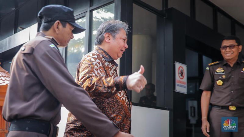 Menteri Koordinator Bidang Perekonomian (Menko Perekonomian), Airlangga Hartarto tiba di Gedung Bundar, Kejaksaan Agung, Jakarta, Senin (24/7/2023). Kedatangan Menko Perekonomian,  Airlangga Hartarto untuk memenuhi panggilan sebagai saksi dan dimintai keterangan terkait kasus ekspor crude palm oil (CPO) atau bahan baku minyak goreng. (CNBC Indonesia/Faisal Rahman)