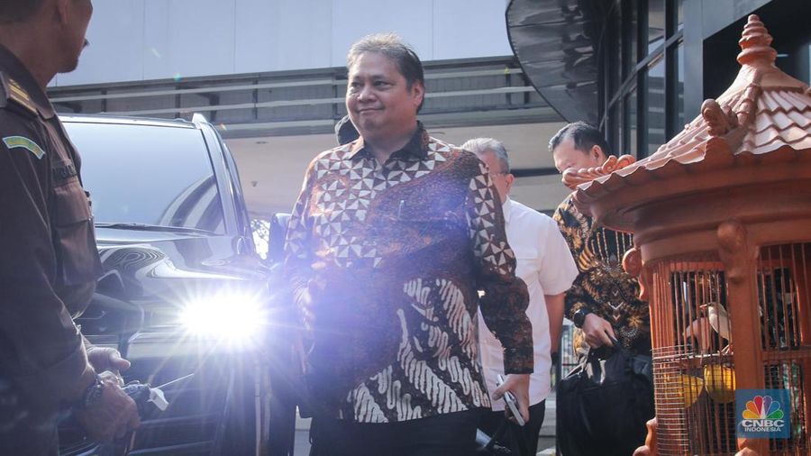 Menteri Koordinator Bidang Perekonomian (Menko Perekonomian), Airlangga Hartarto tiba di Gedung Bundar, Kejaksaan Agung, Jakarta, Senin (24/7/2023). Kedatangan Menko Perekonomian,  Airlangga Hartarto untuk memenuhi panggilan sebagai saksi dan dimintai keterangan terkait kasus ekspor crude palm oil (CPO) atau bahan baku minyak goreng. (CNBC Indonesia/Faisal Rahman)