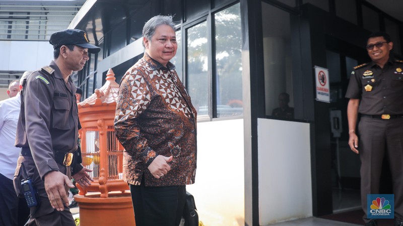 Menteri Koordinator Bidang Perekonomian (Menko Perekonomian), Airlangga Hartarto tiba di Gedung Bundar, Kejaksaan Agung, Jakarta, Senin (24/7/2023). Kedatangan Menko Perekonomian,  Airlangga Hartarto untuk memenuhi panggilan sebagai saksi dan dimintai keterangan terkait kasus ekspor crude palm oil (CPO) atau bahan baku minyak goreng. (CNBC Indonesia/Faisal Rahman)