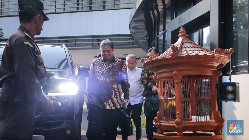 Menteri Koordinator Bidang Perekonomian (Menko Perekonomian), Airlangga Hartarto tiba di Gedung Bundar, Kejaksaan Agung, Jakarta, Senin (24/7/2023). Kedatangan Menko Perekonomian, Airlangga Hartarto untuk memenuhi panggilan sebagai saksi dan dimintai keterangan terkait kasus ekspor crude palm oil (CPO) atau bahan baku minyak goreng. (CNBC Indonesia/Faisal Rahman) Menteri Koordinator Bidang Perekonomian (Menko Perekonomian), Airlangga Hartarto tiba di Gedung Bundar, Kejaksaan Agung, Jakarta, Senin (24/7/2023). Kedatangan Menko Perekonomian, Airlangga Hartarto untuk memenuhi panggilan sebagai saksi dan dimintai keterangan terkait kasus ekspor crude palm oil (CPO) atau bahan baku minyak goreng. (CNBC Indonesia/Faisal Rahman)