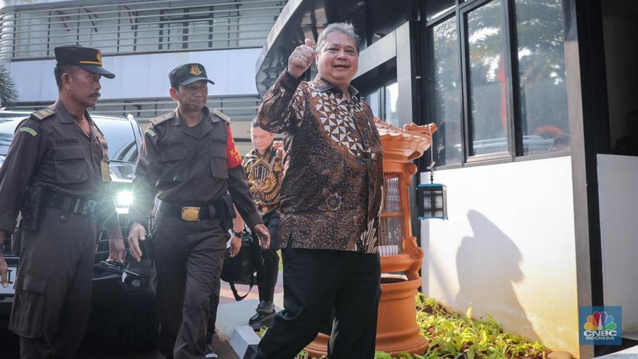 Menteri Koordinator Bidang Perekonomian (Menko Perekonomian), Airlangga Hartarto tiba di Gedung Bundar, Kejaksaan Agung, Jakarta, Senin (24/7/2023). Kedatangan Menko Perekonomian, Airlangga Hartarto untuk memenuhi panggilan sebagai saksi dan dimintai keterangan terkait kasus ekspor crude palm oil (CPO) atau bahan baku minyak goreng. (CNBC Indonesia/Faisal Rahman)