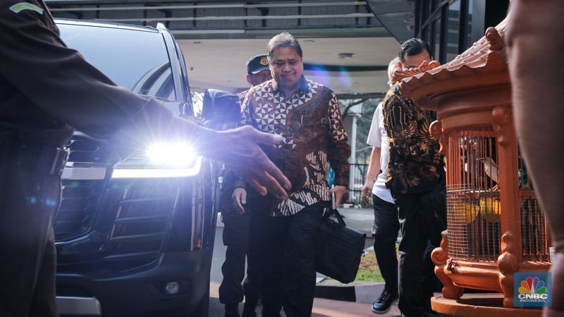 Menteri Koordinator Bidang Perekonomian (Menko Perekonomian), Airlangga Hartarto tiba di Gedung Bundar, Kejaksaan Agung, Jakarta, Senin (24/7/2023). Kedatangan Menko Perekonomian, Airlangga Hartarto untuk memenuhi panggilan sebagai saksi dan dimintai keterangan terkait kasus ekspor crude palm oil (CPO) atau bahan baku minyak goreng. (CNBC Indonesia/Faisal Rahman) Menteri Koordinator Bidang Perekonomian (Menko Perekonomian), Airlangga Hartarto tiba di Gedung Bundar, Kejaksaan Agung, Jakarta, Senin (24/7/2023). Kedatangan Menko Perekonomian, Airlangga Hartarto untuk memenuhi panggilan sebagai saksi dan dimintai keterangan terkait kasus ekspor crude palm oil (CPO) atau bahan baku minyak goreng. (CNBC Indonesia/Faisal Rahman)