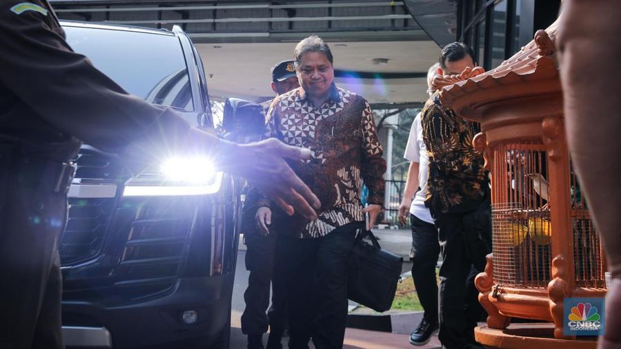 Menteri Koordinator Bidang Perekonomian (Menko Perekonomian), Airlangga Hartarto tiba di Gedung Bundar, Kejaksaan Agung, Jakarta, Senin (24/7/2023). Kedatangan Menko Perekonomian,  Airlangga Hartarto untuk memenuhi panggilan sebagai saksi dan dimintai keterangan terkait kasus ekspor crude palm oil (CPO) atau bahan baku minyak goreng. (CNBC Indonesia/Faisal Rahman)