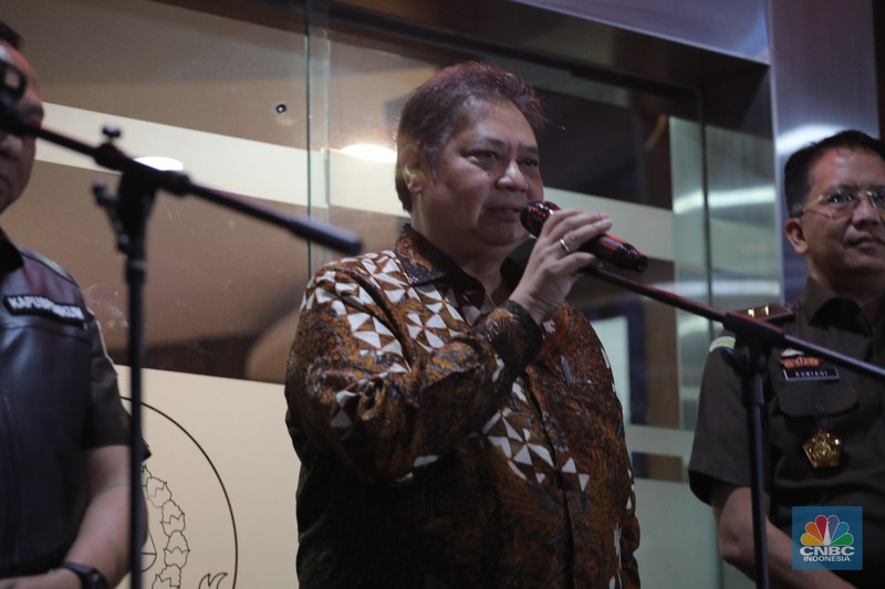 Menteri Koordinator Bidang Perekonomian (Menko Perekonomian), Airlangga Hartarto usai menjalani pemeriksaan di Gedung Bundar, Kejaksaan Agung, Jakarta, Senin (24/7/2023). Menko Perekonomian,  Airlangga Hartarto dipersiksa sebagai saksi untuk dimintai keterangan terkait kasus ekspor crude palm oil (CPO) atau bahan baku minyak goreng. (CNBC Indonesia/Faisal Rahman)