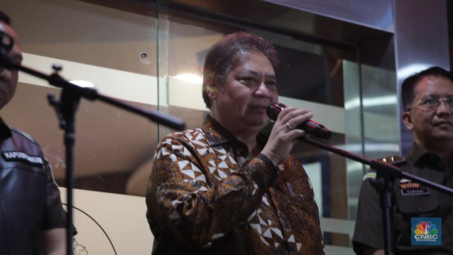 Menteri Koordinator Bidang Perekonomian (Menko Perekonomian), Airlangga Hartarto usai menjalani pemeriksaan di Gedung Bundar, Kejaksaan Agung, Jakarta, Senin (24/7/2023). Menko Perekonomian,  Airlangga Hartarto dipersiksa sebagai saksi untuk dimintai keterangan terkait kasus ekspor crude palm oil (CPO) atau bahan baku minyak goreng. (CNBC Indonesia/Faisal Rahman)