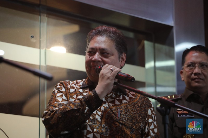 Menteri Koordinator Bidang Perekonomian (Menko Perekonomian), Airlangga Hartarto usai menjalani pemeriksaan di Gedung Bundar, Kejaksaan Agung, Jakarta, Senin (24/7/2023). Menko Perekonomian,  Airlangga Hartarto dipersiksa sebagai saksi untuk dimintai keterangan terkait kasus ekspor crude palm oil (CPO) atau bahan baku minyak goreng. (CNBC Indonesia/Faisal Rahman)