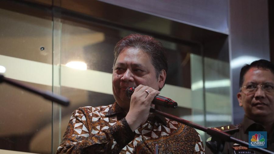 Menteri Koordinator Bidang Perekonomian (Menko Perekonomian), Airlangga Hartarto usai menjalani pemeriksaan di Gedung Bundar, Kejaksaan Agung, Jakarta, Senin (24/7/2023). Menko Perekonomian,  Airlangga Hartarto dipersiksa sebagai saksi untuk dimintai keterangan terkait kasus ekspor crude palm oil (CPO) atau bahan baku minyak goreng. (CNBC Indonesia/Faisal Rahman)