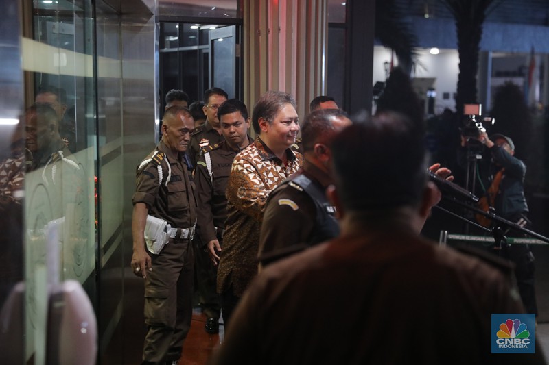 Menteri Koordinator Bidang Perekonomian (Menko Perekonomian), Airlangga Hartarto usai menjalani pemeriksaan di Gedung Bundar, Kejaksaan Agung, Jakarta, Senin (24/7/2023). Menko Perekonomian,  Airlangga Hartarto dipersiksa sebagai saksi untuk dimintai keterangan terkait kasus ekspor crude palm oil (CPO) atau bahan baku minyak goreng. (CNBC Indonesia/Faisal Rahman)