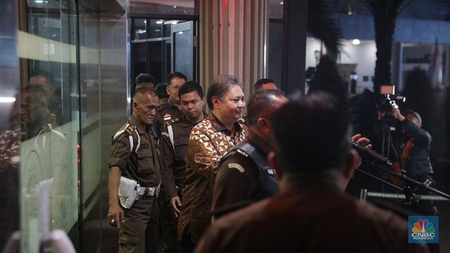 Menteri Koordinator Bidang Perekonomian (Menko Perekonomian), Airlangga Hartarto usai menjalani pemeriksaan di Gedung Bundar, Kejaksaan Agung, Jakarta, Senin (24/7/2023). Menko Perekonomian,  Airlangga Hartarto dipersiksa sebagai saksi untuk dimintai keterangan terkait kasus ekspor crude palm oil (CPO) atau bahan baku minyak goreng. (CNBC Indonesia/Faisal Rahman)