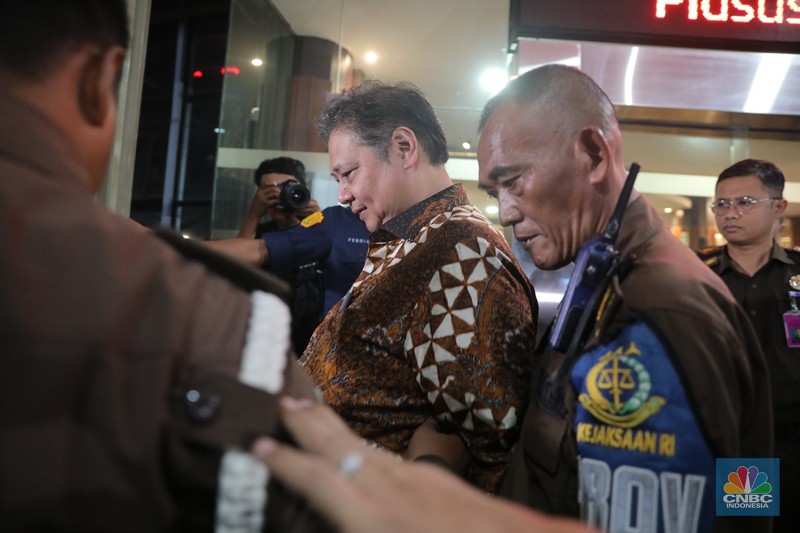 Menteri Koordinator Bidang Perekonomian (Menko Perekonomian), Airlangga Hartarto usai menjalani pemeriksaan di Gedung Bundar, Kejaksaan Agung, Jakarta, Senin (24/7/2023). Menko Perekonomian,  Airlangga Hartarto dipersiksa sebagai saksi untuk dimintai keterangan terkait kasus ekspor crude palm oil (CPO) atau bahan baku minyak goreng. (CNBC Indonesia/Faisal Rahman)