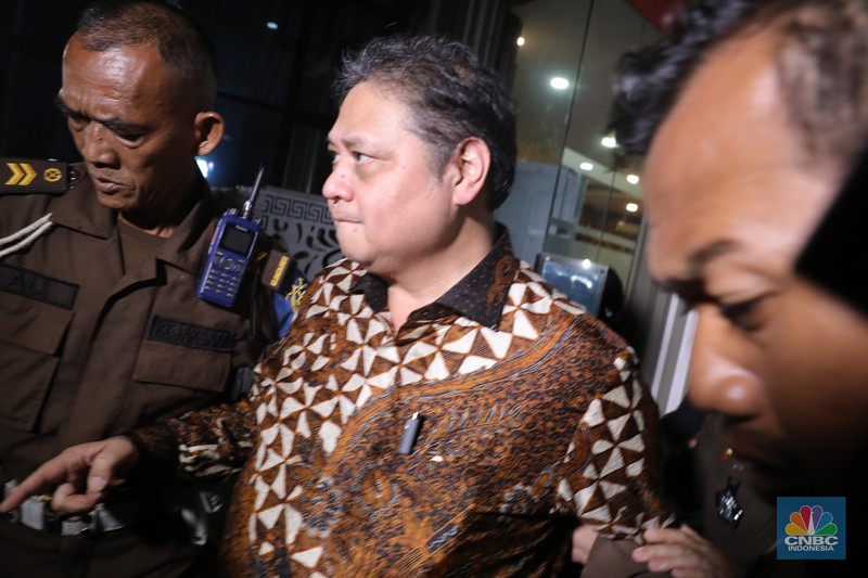 Menteri Koordinator Bidang Perekonomian (Menko Perekonomian), Airlangga Hartarto usai menjalani pemeriksaan di Gedung Bundar, Kejaksaan Agung, Jakarta, Senin (24/7/2023). Menko Perekonomian,  Airlangga Hartarto dipersiksa sebagai saksi untuk dimintai keterangan terkait kasus ekspor crude palm oil (CPO) atau bahan baku minyak goreng. (CNBC Indonesia/Faisal Rahman)