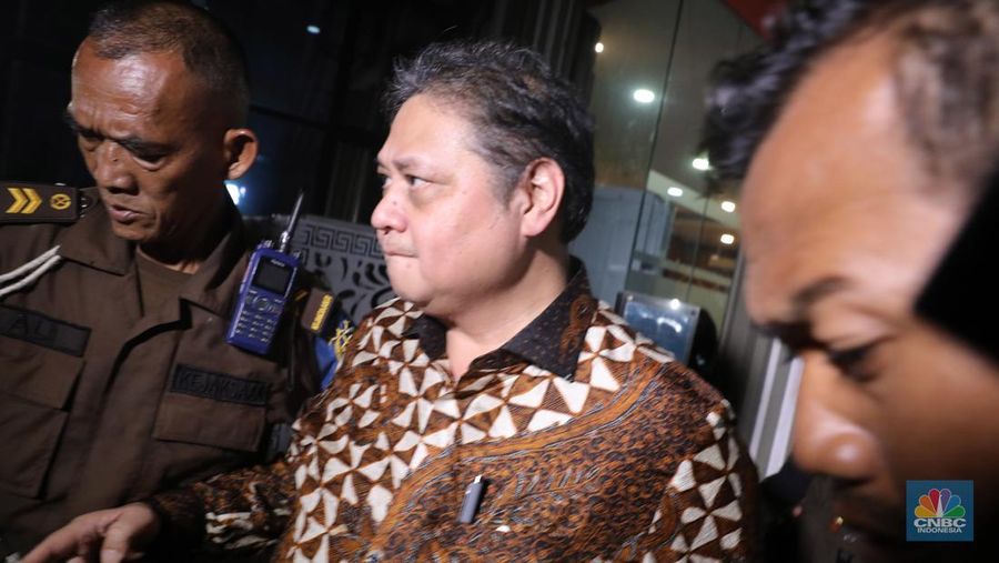 Menteri Koordinator Bidang Perekonomian (Menko Perekonomian), Airlangga Hartarto usai menjalani pemeriksaan di Gedung Bundar, Kejaksaan Agung, Jakarta, Senin (24/7/2023). Menko Perekonomian,  Airlangga Hartarto dipersiksa sebagai saksi untuk dimintai keterangan terkait kasus ekspor crude palm oil (CPO) atau bahan baku minyak goreng. (CNBC Indonesia/Faisal Rahman)