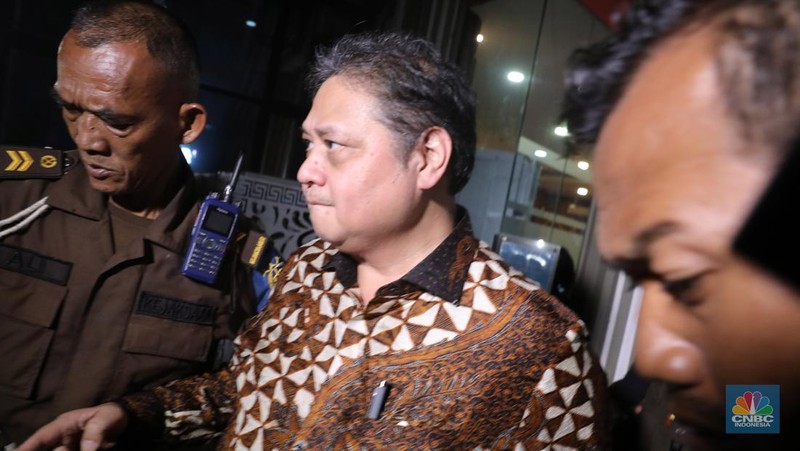 Menteri Koordinator Bidang Perekonomian (Menko Perekonomian), Airlangga Hartarto usai menjalani pemeriksaan di Gedung Bundar, Kejaksaan Agung, Jakarta, Senin (24/7/2023). Menko Perekonomian,  Airlangga Hartarto dipersiksa sebagai saksi untuk dimintai keterangan terkait kasus ekspor crude palm oil (CPO) atau bahan baku minyak goreng. (CNBC Indonesia/Faisal Rahman)