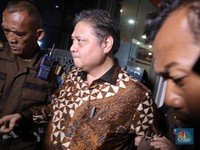 Potret Airlangga Keluar dari Kejagung Usai Diperiksa 12 Jam