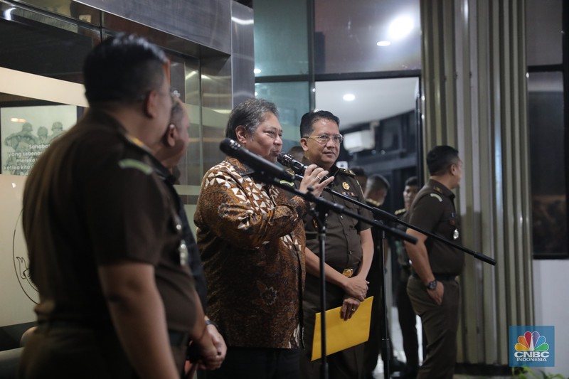 Menteri Koordinator Bidang Perekonomian (Menko Perekonomian), Airlangga Hartarto usai menjalani pemeriksaan di Gedung Bundar, Kejaksaan Agung, Jakarta, Senin (24/7/2023). Menko Perekonomian,  Airlangga Hartarto dipersiksa sebagai saksi untuk dimintai keterangan terkait kasus ekspor crude palm oil (CPO) atau bahan baku minyak goreng. (CNBC Indonesia/Faisal Rahman)