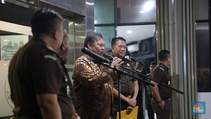 Menteri Koordinator Bidang Perekonomian (Menko Perekonomian), Airlangga Hartarto usai menjalani pemeriksaan di Gedung Bundar, Kejaksaan Agung, Jakarta, Senin (24/7/2023). Menko Perekonomian,  Airlangga Hartarto dipersiksa sebagai saksi untuk dimintai keterangan terkait kasus ekspor crude palm oil (CPO) atau bahan baku minyak goreng. (CNBC Indonesia/Faisal Rahman)