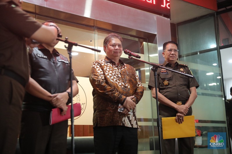 Menteri Koordinator Bidang Perekonomian (Menko Perekonomian), Airlangga Hartarto usai menjalani pemeriksaan di Gedung Bundar, Kejaksaan Agung, Jakarta, Senin (24/7/2023). Menko Perekonomian,  Airlangga Hartarto dipersiksa sebagai saksi untuk dimintai keterangan terkait kasus ekspor crude palm oil (CPO) atau bahan baku minyak goreng. (CNBC Indonesia/Faisal Rahman)