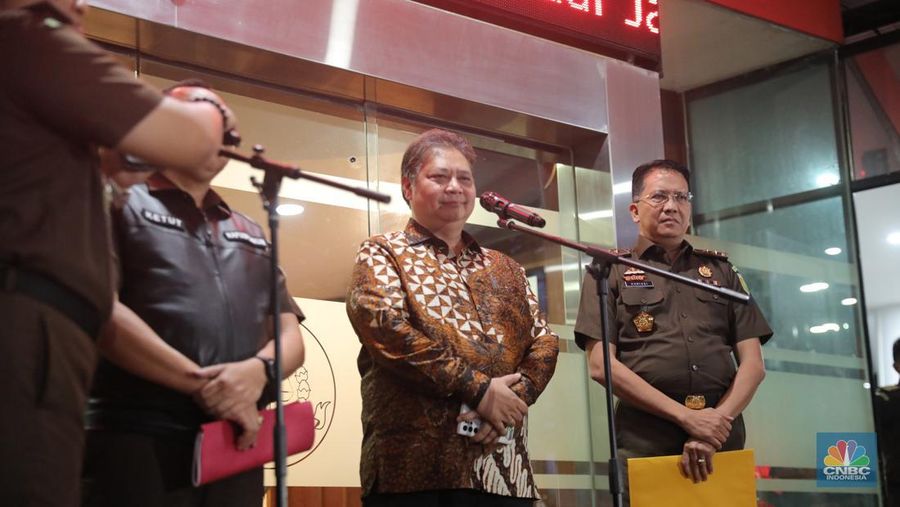 Menteri Koordinator Bidang Perekonomian (Menko Perekonomian), Airlangga Hartarto usai menjalani pemeriksaan di Gedung Bundar, Kejaksaan Agung, Jakarta, Senin (24/7/2023). Menko Perekonomian,  Airlangga Hartarto dipersiksa sebagai saksi untuk dimintai keterangan terkait kasus ekspor crude palm oil (CPO) atau bahan baku minyak goreng. (CNBC Indonesia/Faisal Rahman)