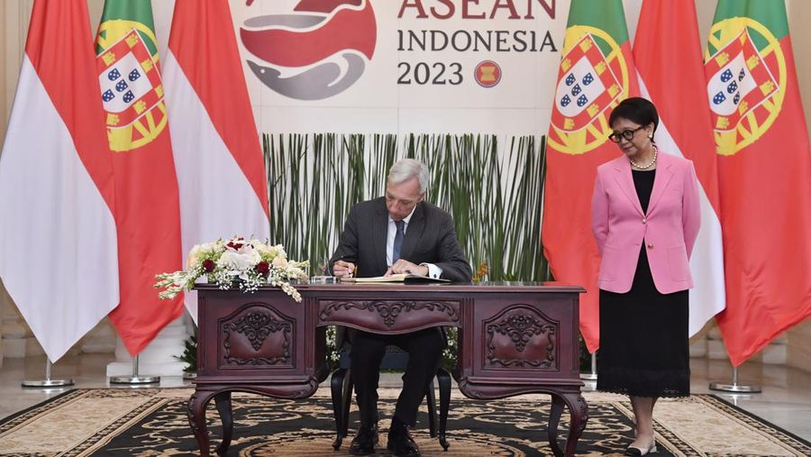 Menteri Luar Negeri (Menlu) RI Retno Lestari Priansari Marsudi melakukan pertemuan bilateral dengan Menlu Portugal Joao Gomes Cravinho di Jakarta, Senin (24/7/2023). (Dok. Kementerian Luar Negeri RI )
