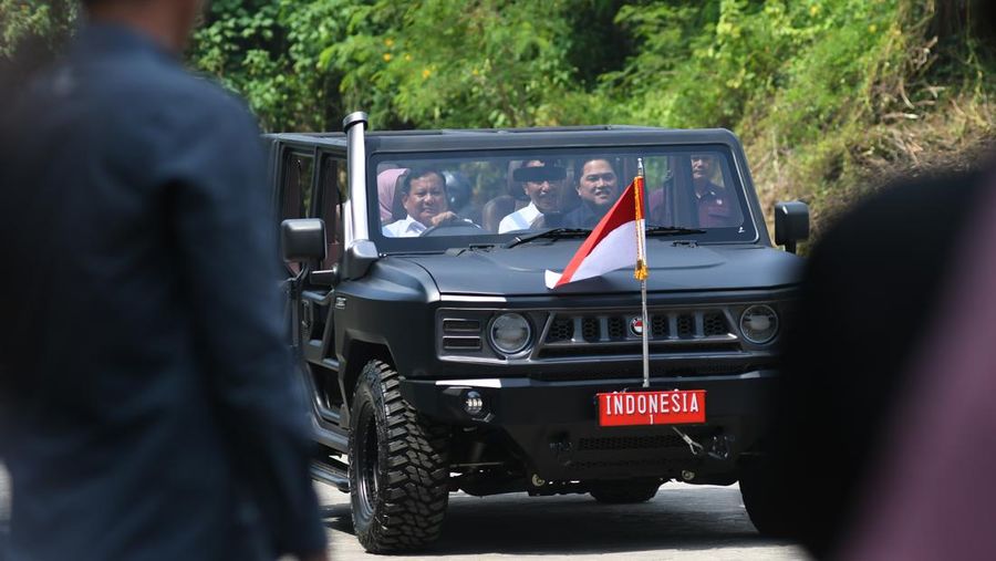 Presiden Jokowi bersama Menhan Prabowo dan Menteri BUMN Erick Thohir meninjau gudang amunisi PT. Pindad, Turen, Kabupaten Malang. (Instagram @erickthohir)