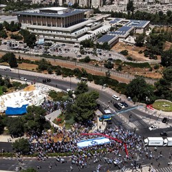 Ramai-Ramai Warga India Daftar Kerja di Israel, Ada Apa?
