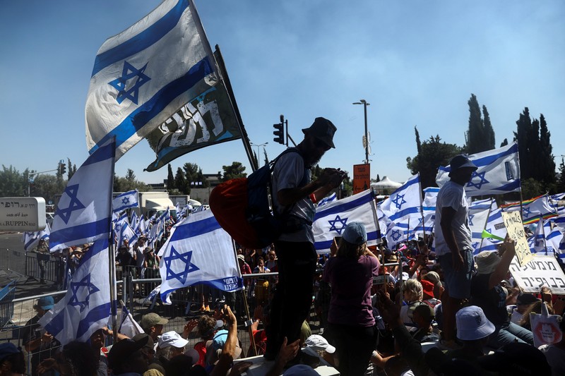 Polisi Israel melewati penghalang polisi selama demonstrasi menentang Perdana Menteri Israel Benjamin Netanyahu dan perombakan peradilan pemerintah koalisi nasionalisnya, di Yerusalem 24 Juli 2023. (REUTERS/Ronen Zvulun)