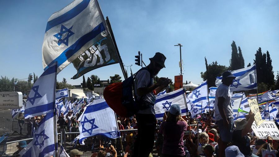 Para pengunjuk rasa berkumpul di dekat penghalang polisi selama demonstrasi menentang Perdana Menteri Israel Benjamin Netanyahu dan perombakan peradilan pemerintah koalisi nasionalisnya, di Yerusalem 24 Juli 2023. (REUTERS/Ronen Zvulun)