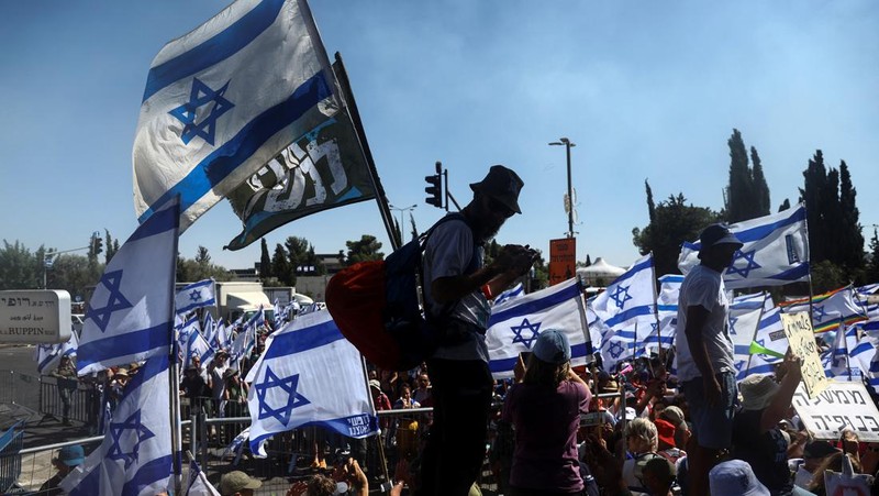 Polisi Israel melewati penghalang polisi selama demonstrasi menentang Perdana Menteri Israel Benjamin Netanyahu dan perombakan peradilan pemerintah koalisi nasionalisnya, di Yerusalem 24 Juli 2023. (REUTERS/Ronen Zvulun)