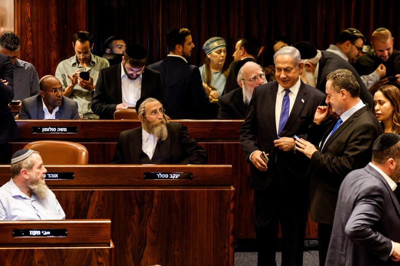Perdana Menteri Israel Benjamin Netanyahu dan anggota parlemen berkumpul di pleno Knesset untuk memberikan suara pada RUU yang akan membatasi beberapa kekuasaan Mahkamah Agung, di Yerusalem 24 Juli 2023. Perdana Menteri Israel Benjamin Netanyahu dan anggota parlemen berkumpul di pleno Knesset untuk memberikan suara pada RUU yang akan membatasi beberapa kekuasaan Mahkamah Agung, di Yerusalem 24 Juli 2023. (REUTERS/Amir Cohen)