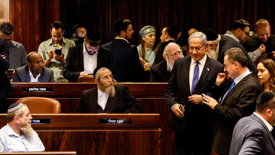 Perdana Menteri Israel Benjamin Netanyahu dan anggota parlemen berkumpul di pleno Knesset untuk memberikan suara pada RUU yang akan membatasi beberapa kekuasaan Mahkamah Agung, di Yerusalem 24 Juli 2023. (REUTERS/Amir Cohen)